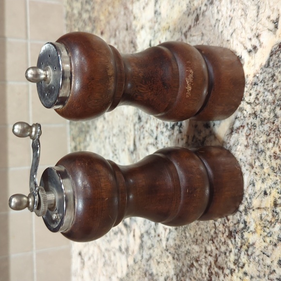 Source Unknown Kitchen 97s Vintage Salt Shaker And Pepper Grinder